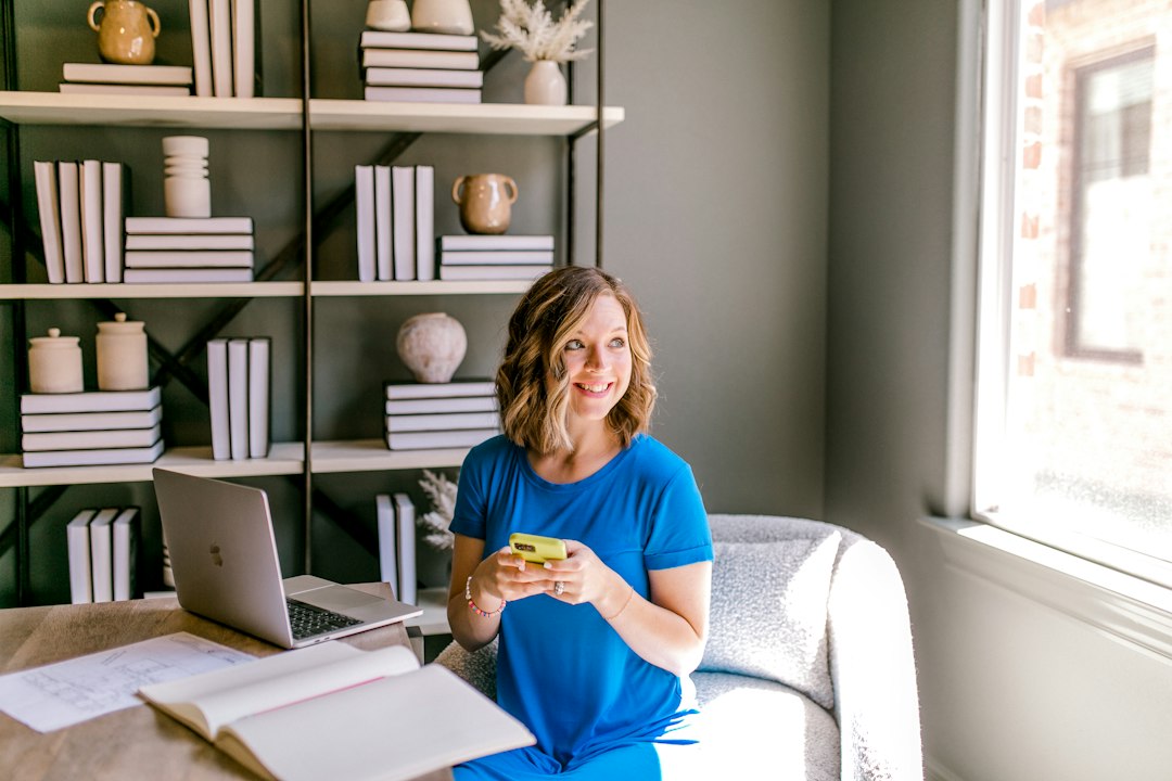 How Moms Can Use AI to Start a Small Online Side Project